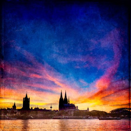 Shilouette von Köln. Rathaus, Groß St. Martin und der Dom. Nacht, Himmel